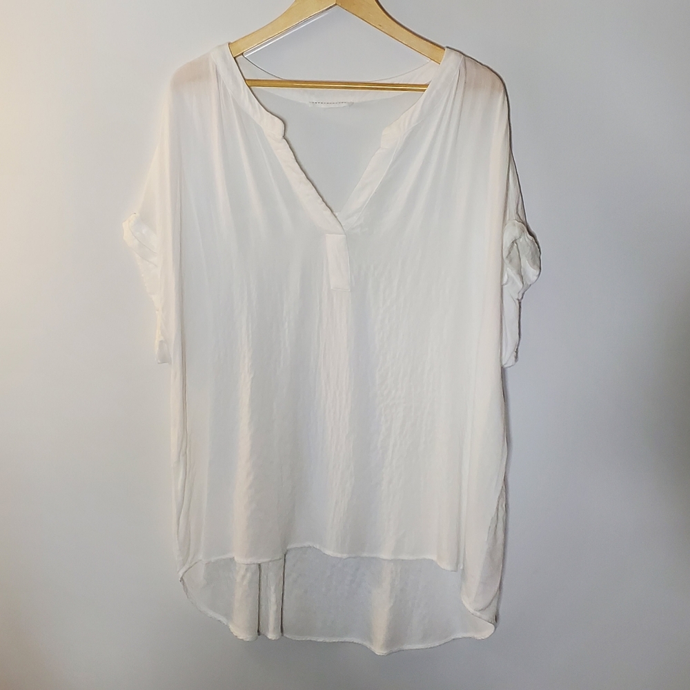 Jane + Delancey White Slouchy fit V-neck top Size Large **Based on Measurements